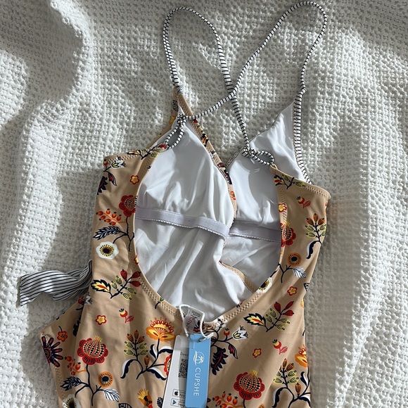 One piece Cupshe bathing suit - Picture 3 of 6